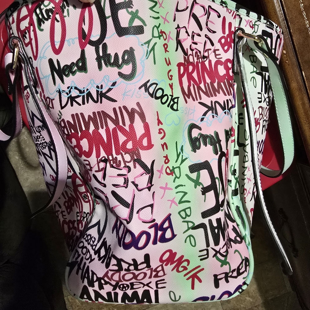 Brand new shoulder bag with tags on the bigger bag - Picture 9 of 16